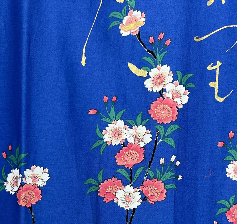 Yukata Spolverino blu royal con Scene di Vita di Corte e Fiori di Ciliegio - immagine 11