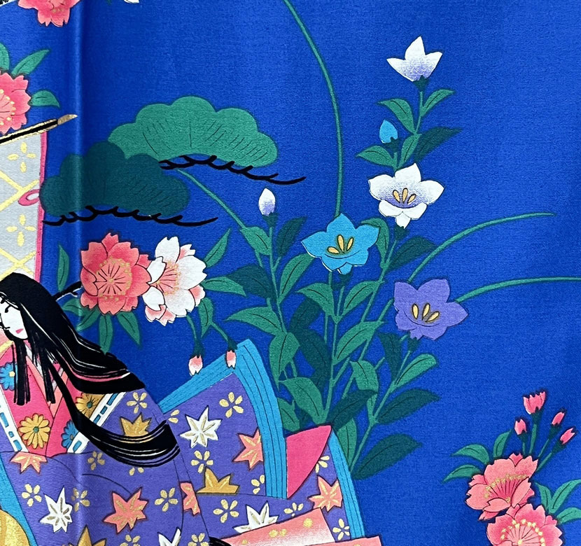 Yukata Spolverino blu royal con Scene di Vita di Corte e Fiori di Ciliegio - immagine 13