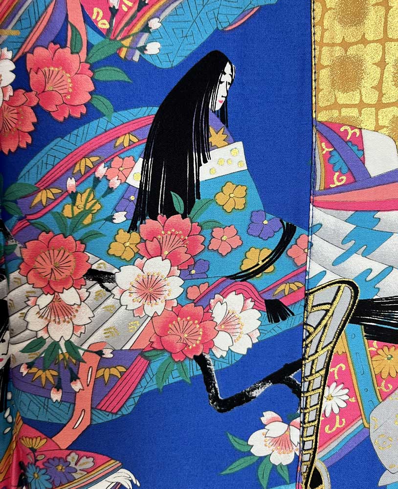 Yukata Spolverino blu royal con Scene di Vita di Corte e Fiori di Ciliegio - immagine 14