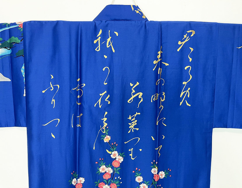 Yukata Spolverino blu royal con Scene di Vita di Corte e Fiori di Ciliegio - immagine 8