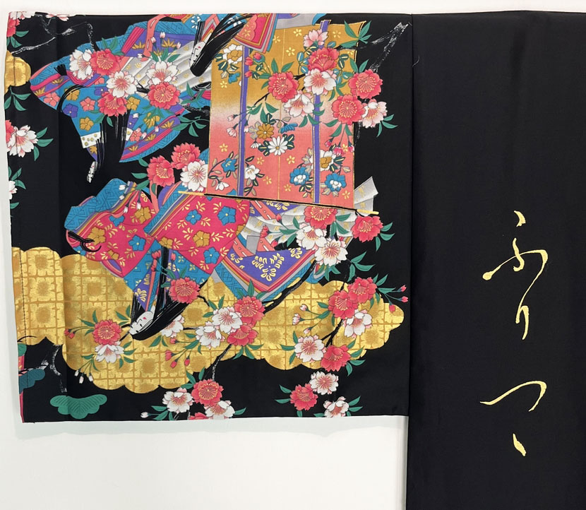 Yukata Spolverino Nero con Scene di Vita di Corte e Fiori di Ciliegio - immagine 4