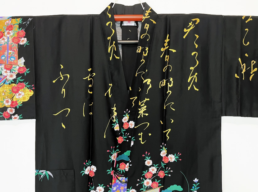 Yukata Spolverino Nero con Scene di Vita di Corte e Fiori di Ciliegio - immagine 5