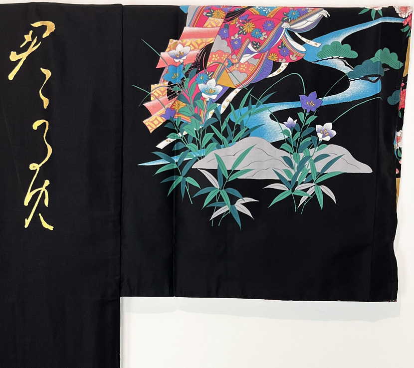 Yukata Spolverino Nero con Scene di Vita di Corte e Fiori di Ciliegio - immagine 8