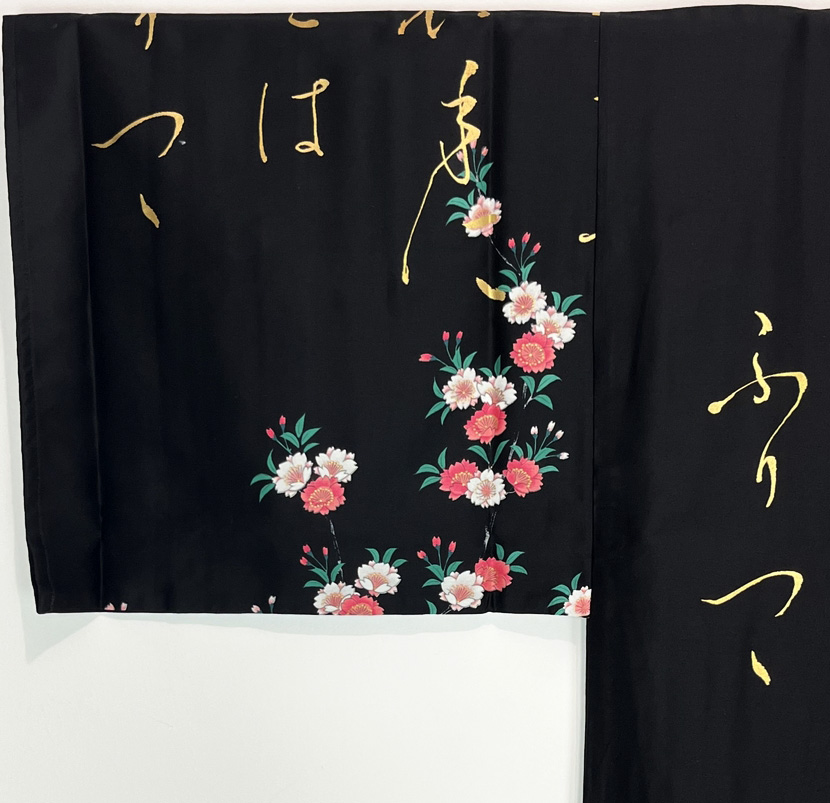 Yukata Spolverino Nero con Scene di Vita di Corte e Fiori di Ciliegio - immagine 9