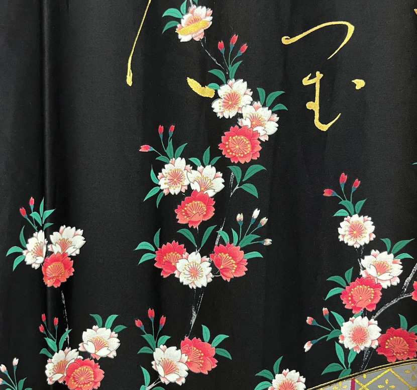 Yukata Spolverino Nero con Scene di Vita di Corte e Fiori di Ciliegio - immagine 12