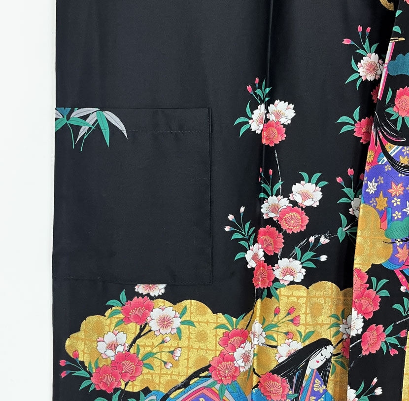Yukata Spolverino Nero con Scene di Vita di Corte e Fiori di Ciliegio - immagine 15