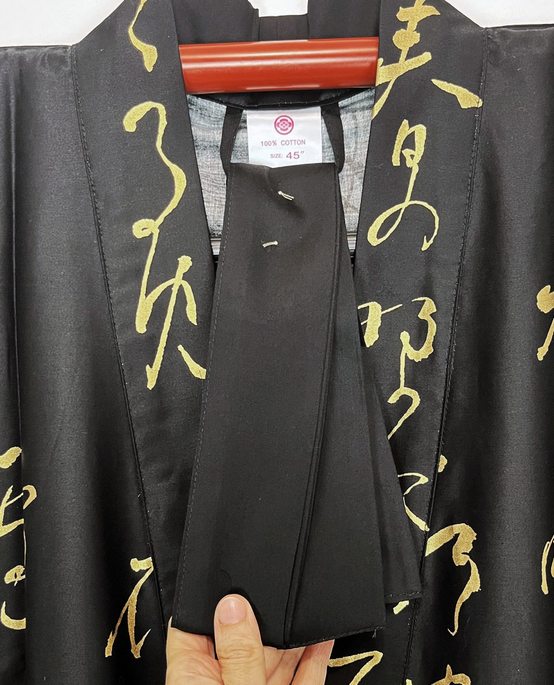 Yukata Spolverino Nero con Scene di Vita di Corte e Fiori di Ciliegio - immagine 13