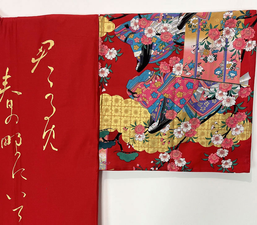 Yukata Spolverino Rosso con Scene di Vita di Corte e Fiori di Ciliegio - immagine 4