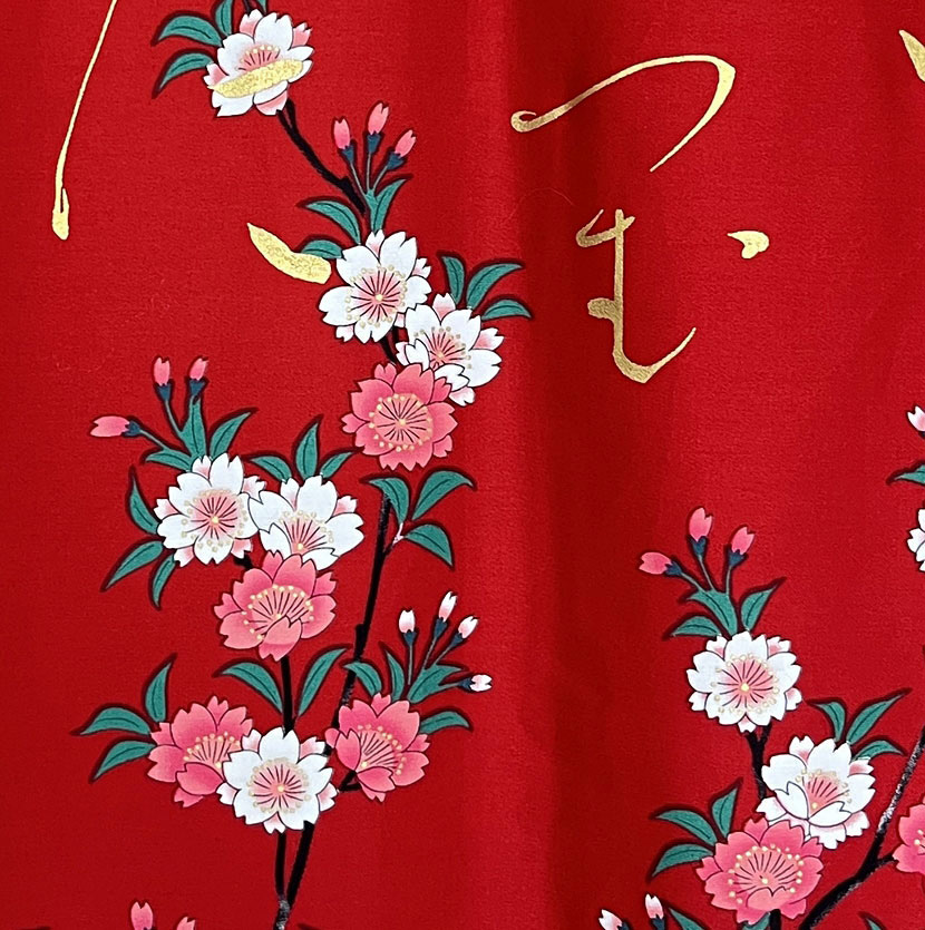 Yukata Spolverino Rosso con Scene di Vita di Corte e Fiori di Ciliegio - immagine 16