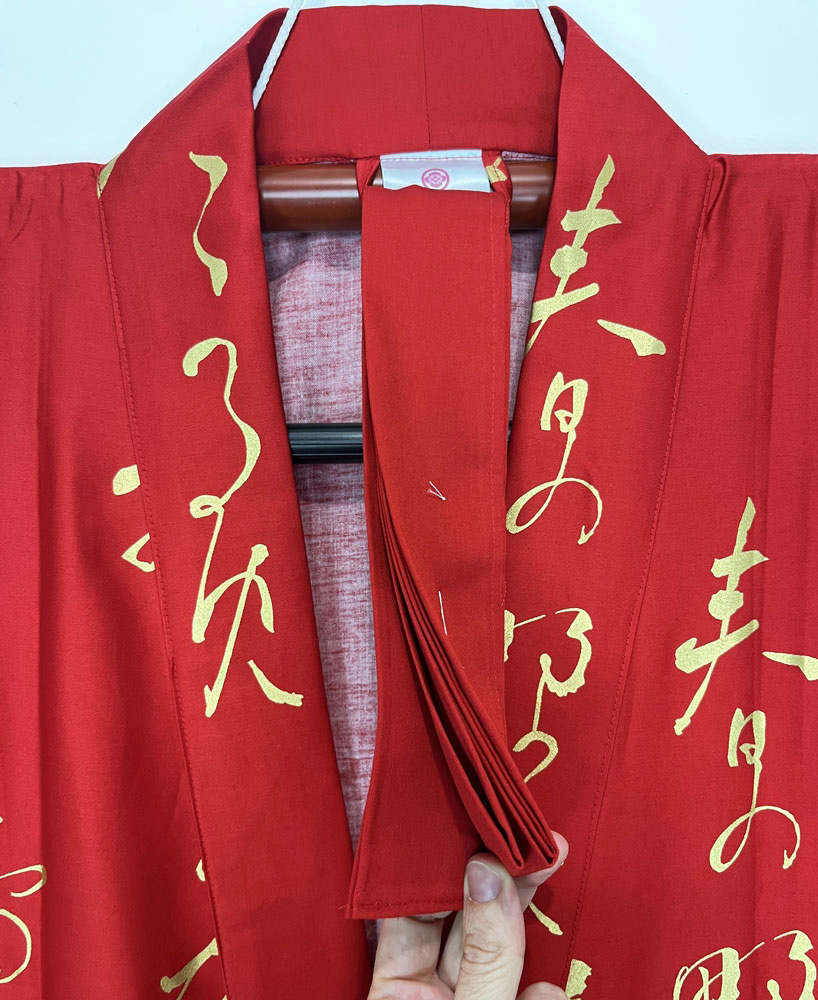 Yukata Spolverino Rosso con Scene di Vita di Corte e Fiori di Ciliegio - immagine 17