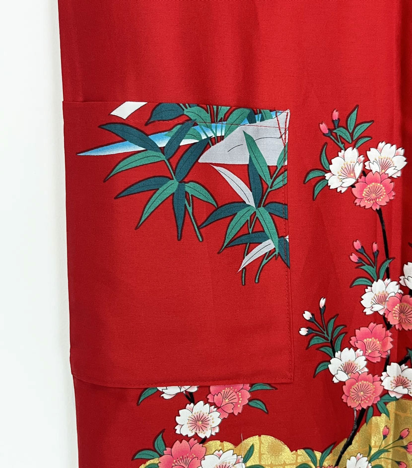 Yukata Spolverino Rosso con Scene di Vita di Corte e Fiori di Ciliegio - immagine 18