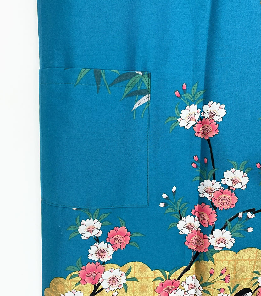 Yukata Spolverino Turchese con Scene di Vita di Corte e Fiori di Ciliegio - immagine 9