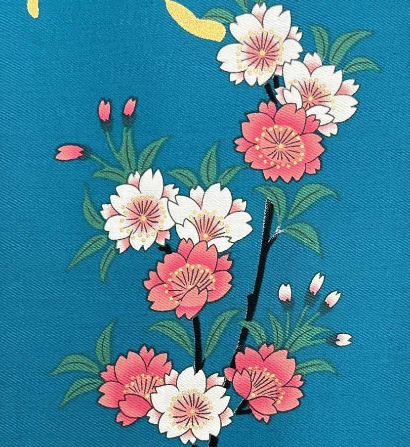 Yukata Spolverino Turchese con Scene di Vita di Corte e Fiori di Ciliegio - immagine 12