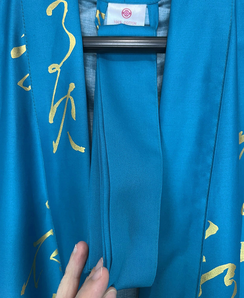 Yukata Spolverino Turchese con Scene di Vita di Corte e Fiori di Ciliegio - immagine 13