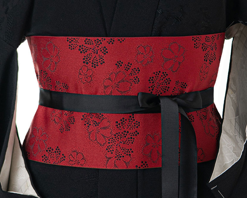 Cintura obi artigianale rosso rubino con elegante motivo di fiori di ciliegio e nastro nero - immagine 5