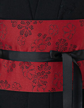 Cintura obi artigianale rosso rubino con elegante motivo di fiori di ciliegio e nastro nero