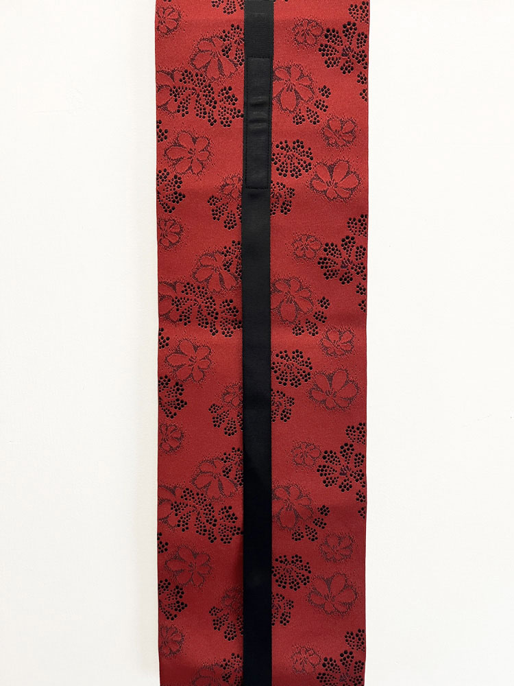 Cintura obi artigianale rosso rubino con elegante motivo di fiori di ciliegio e nastro nero - immagine 2