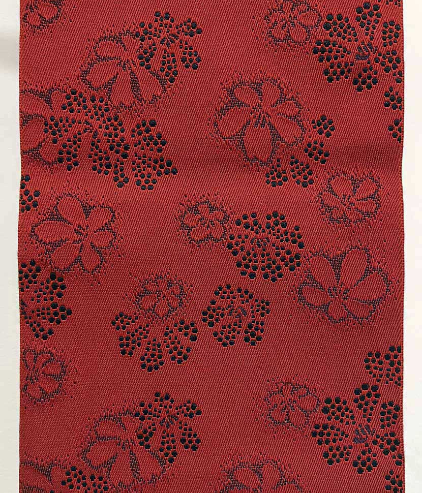 Cintura obi artigianale rosso rubino con elegante motivo di fiori di ciliegio e nastro nero - immagine 3