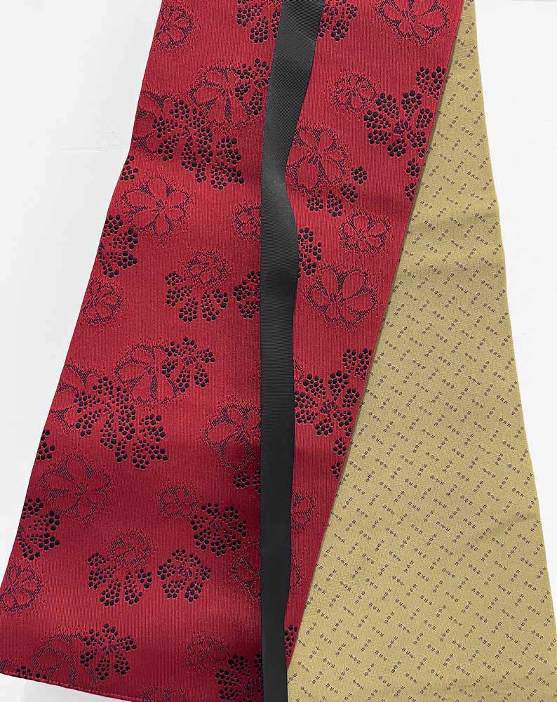 Cintura obi artigianale rosso rubino con elegante motivo di fiori di ciliegio e nastro nero - immagine 4