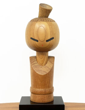Rara kokeshi vintage “Monello” di Aida Harumine (Seihou) con base - (modello grande da 21,5)