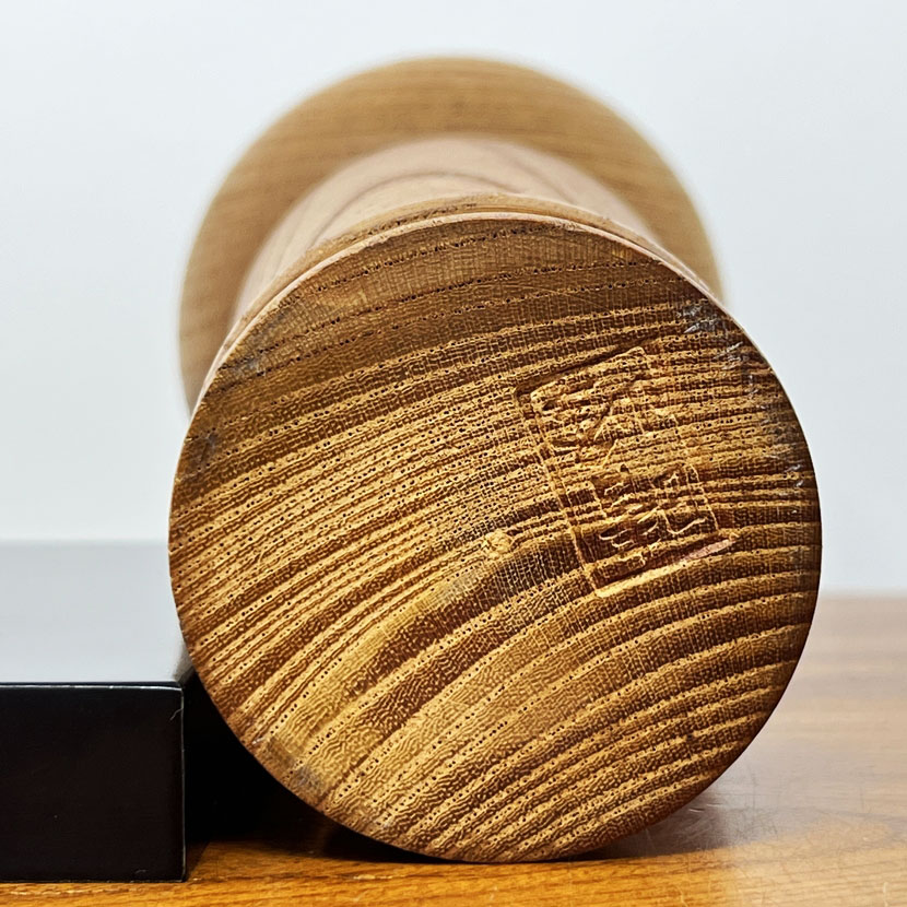 Rara kokeshi vintage “Monello” di Aida Harumine (Seihou) con base - (modello grande da 21,5) - immagine 10