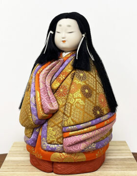 Esclusiva bambola “Kyō no Hana” - "Fiore di Kyōto" realizzata a mano con la pregiata tecnica Kimekomi, con base