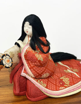 Esclusiva bambola kimekomi vintage "Suonatrice di Tamburo Tradizionale" - fanciulla in kimono di corte