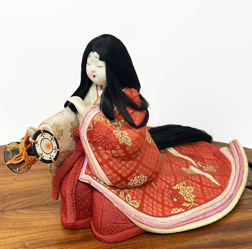 Esclusiva bambola kimekomi vintage "Suonatrice di Tamburo Tradizionale" - fanciulla in kimono di corte