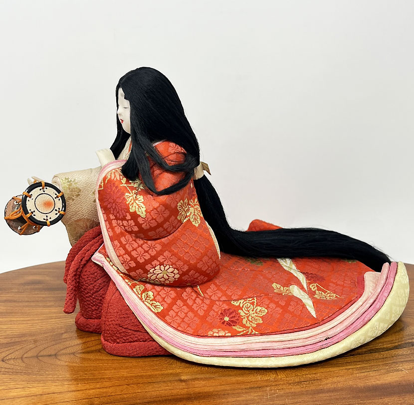 Esclusiva bambola kimekomi vintage "Suonatrice di Tamburo Tradizionale" - fanciulla in kimono di corte - immagine 2