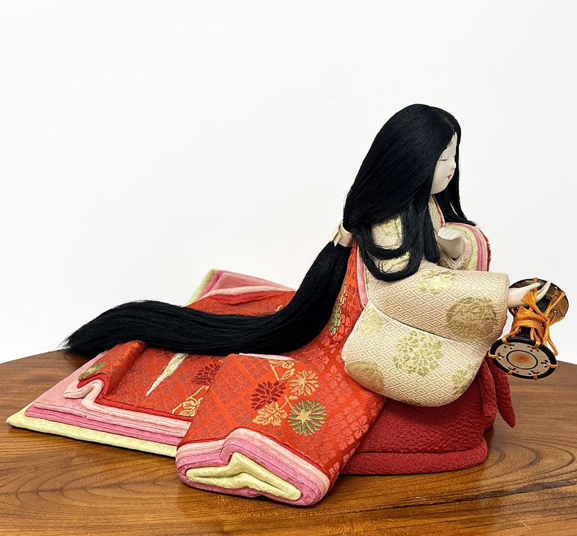 Esclusiva bambola kimekomi vintage "Suonatrice di Tamburo Tradizionale" - fanciulla in kimono di corte - immagine 4