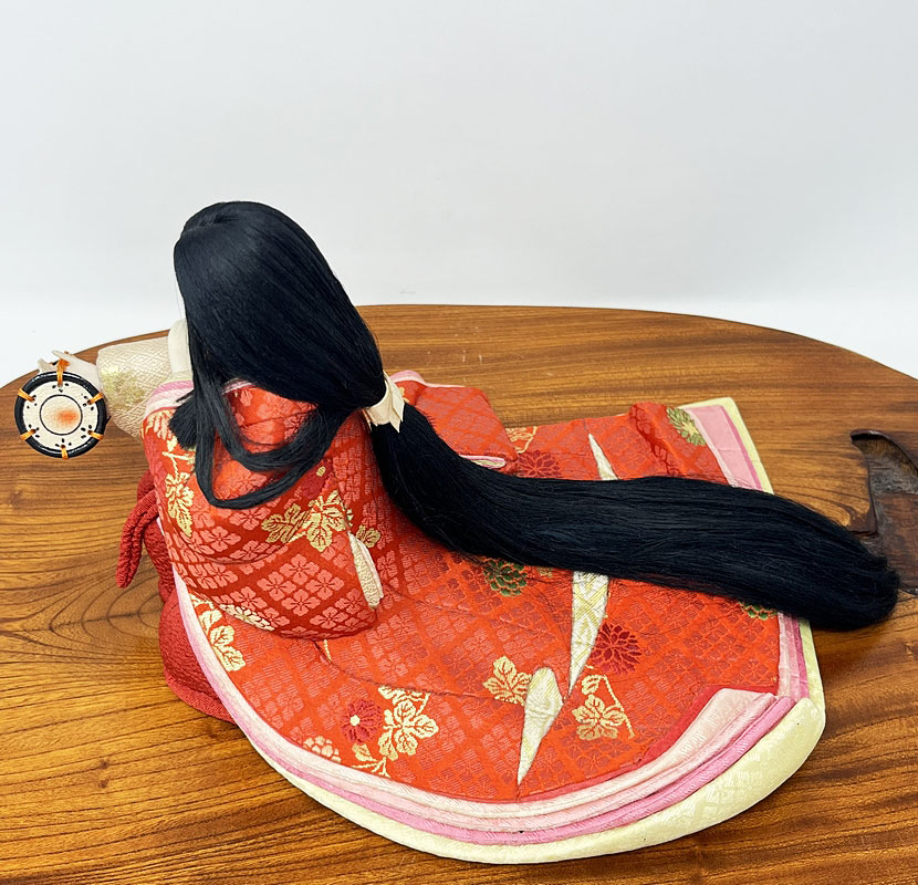 Esclusiva bambola kimekomi vintage "Suonatrice di Tamburo Tradizionale" - fanciulla in kimono di corte - immagine 9