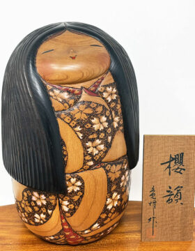 Esclusiva kokeshi da collezione "Ōin" - "Eco dei Fiori di Ciliegio" di Tatsuo Kato