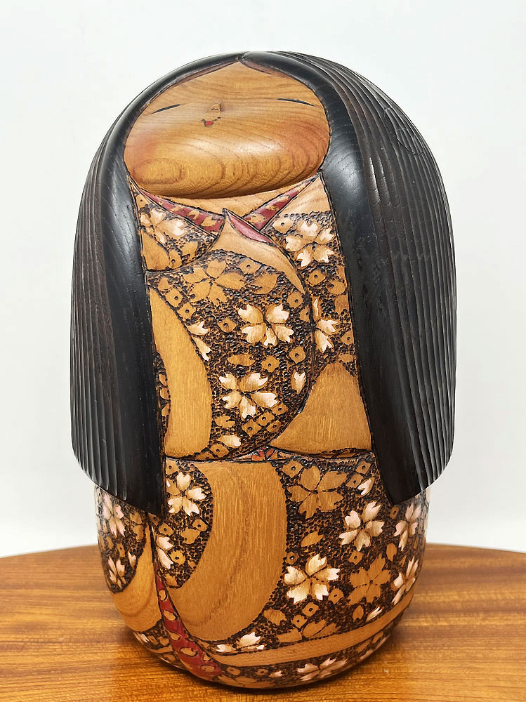 Esclusiva kokeshi da collezione "Ōin" - "Eco dei Fiori di Ciliegio" di Tatsuo Kato - immagine 2