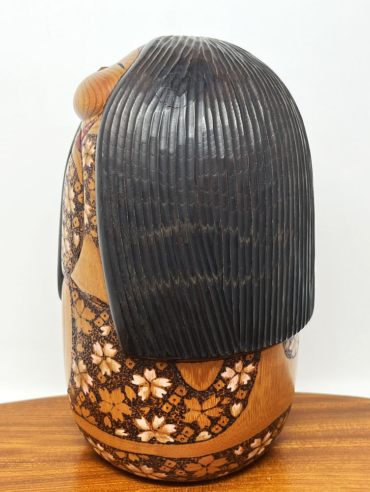 Esclusiva kokeshi da collezione "Ōin" - "Eco dei Fiori di Ciliegio" di Tatsuo Kato - immagine 3