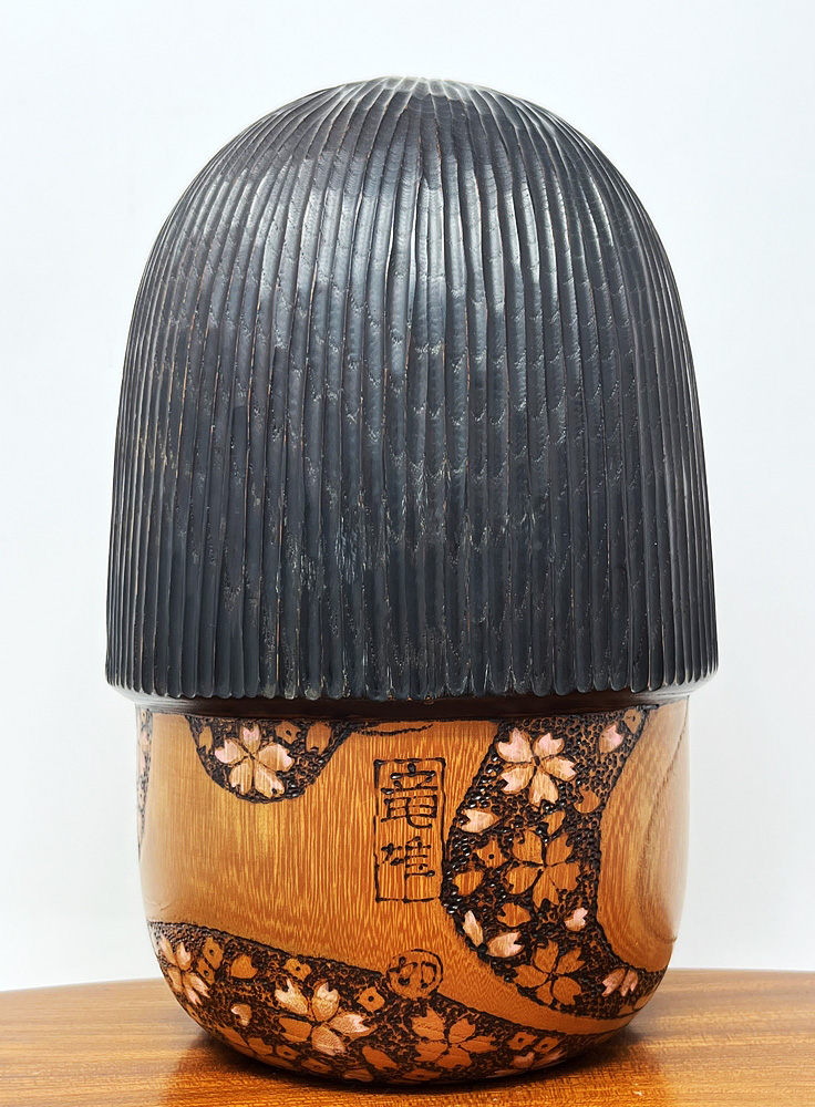 Esclusiva kokeshi da collezione "Ōin" - "Eco dei Fiori di Ciliegio" di Tatsuo Kato - immagine 4