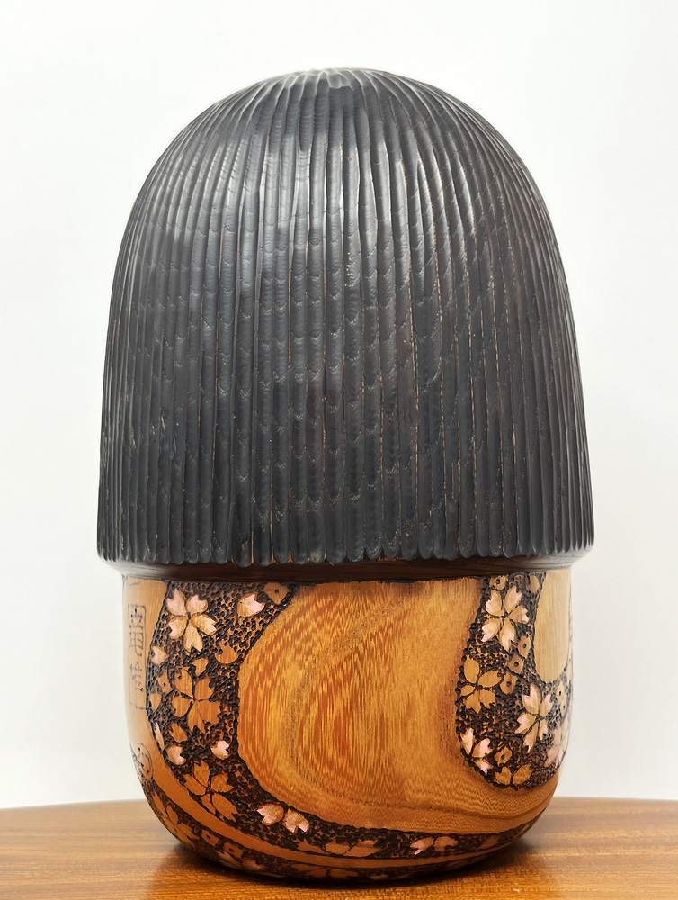 Esclusiva kokeshi da collezione "Ōin" - "Eco dei Fiori di Ciliegio" di Tatsuo Kato - immagine 5