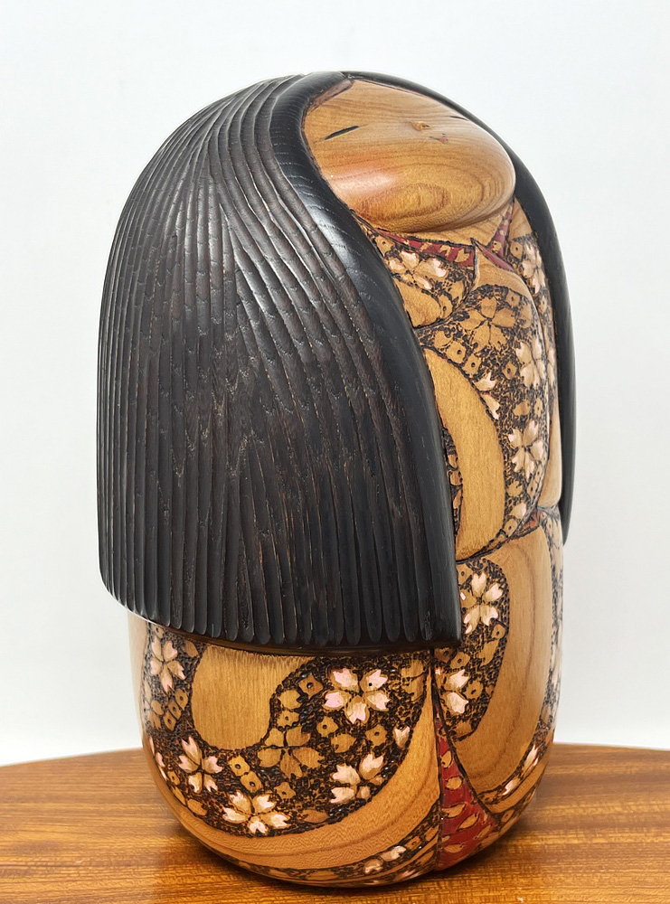 Esclusiva kokeshi da collezione "Ōin" - "Eco dei Fiori di Ciliegio" di Tatsuo Kato - immagine 6