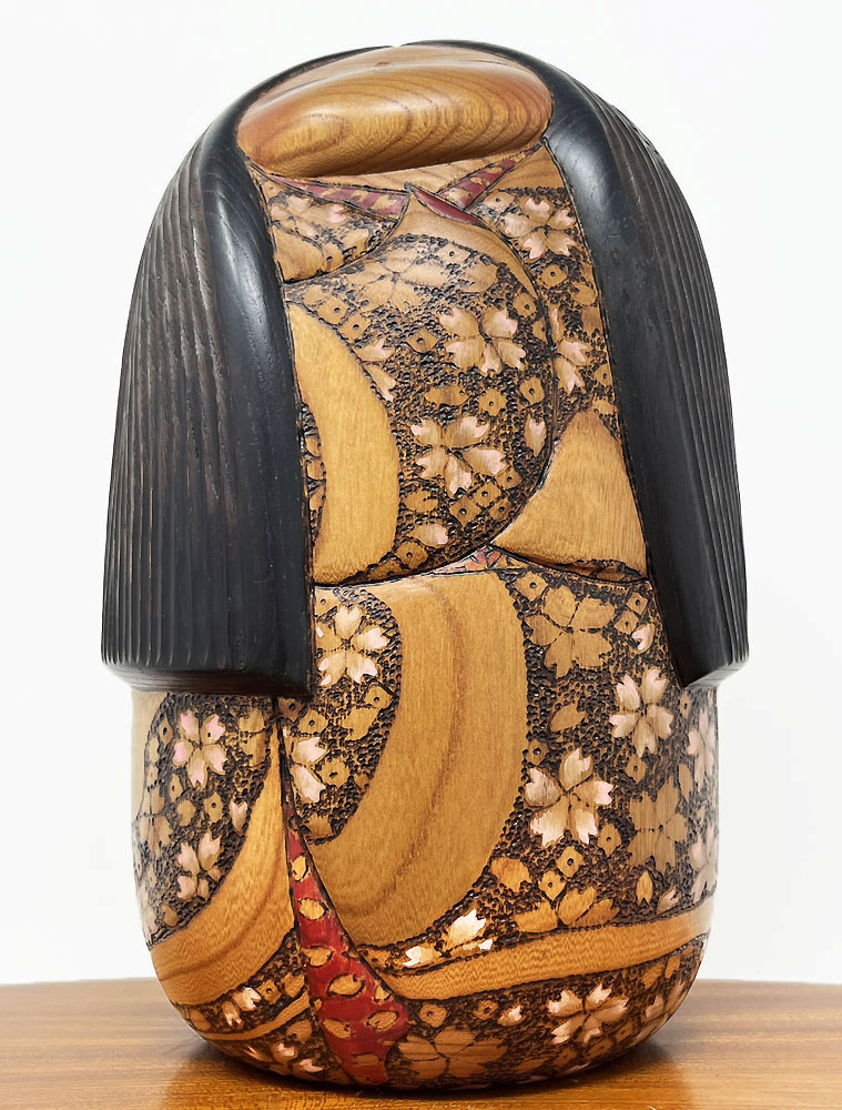 Esclusiva kokeshi da collezione "Ōin" - "Eco dei Fiori di Ciliegio" di Tatsuo Kato - immagine 7