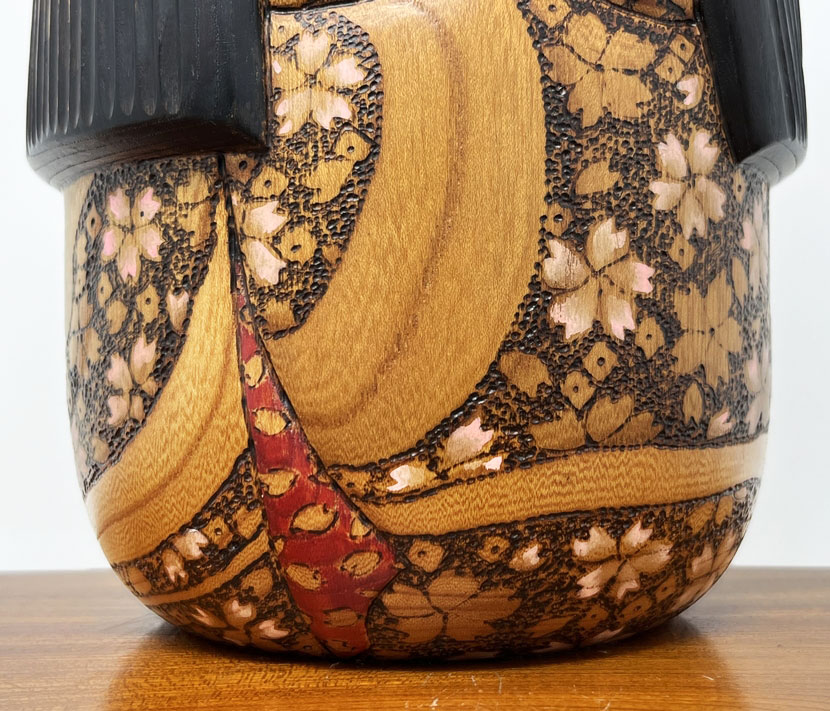 Esclusiva kokeshi da collezione "Ōin" - "Eco dei Fiori di Ciliegio" di Tatsuo Kato - immagine 8