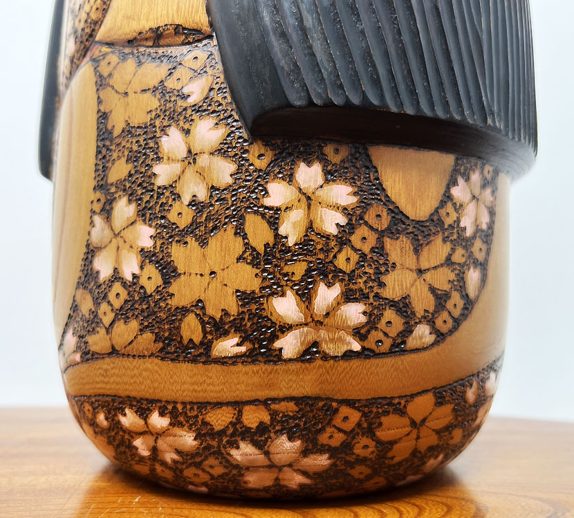 Esclusiva kokeshi da collezione "Ōin" - "Eco dei Fiori di Ciliegio" di Tatsuo Kato - immagine 9