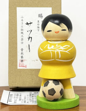 kokeshi vintage "Sakkā"- "Calcio" di Ryoka Aoki (giallo)