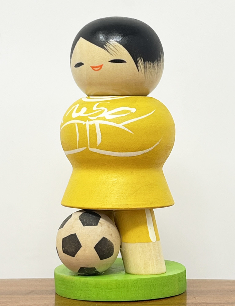 kokeshi vintage "Sakkā"- "Calcio" di Ryoka Aoki (giallo) - immagine 2