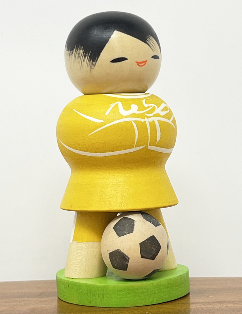 kokeshi vintage "Sakkā"- "Calcio" di Ryoka Aoki (giallo) - immagine 4