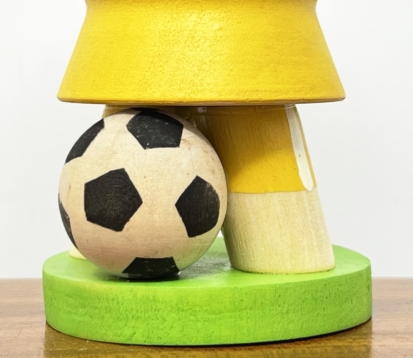 kokeshi vintage "Sakkā"- "Calcio" di Ryoka Aoki (giallo) - immagine 6