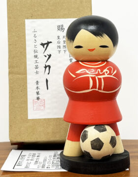 kokeshi vintage "Sakkā"- "Calcio" di Ryoka Aoki (rosso)