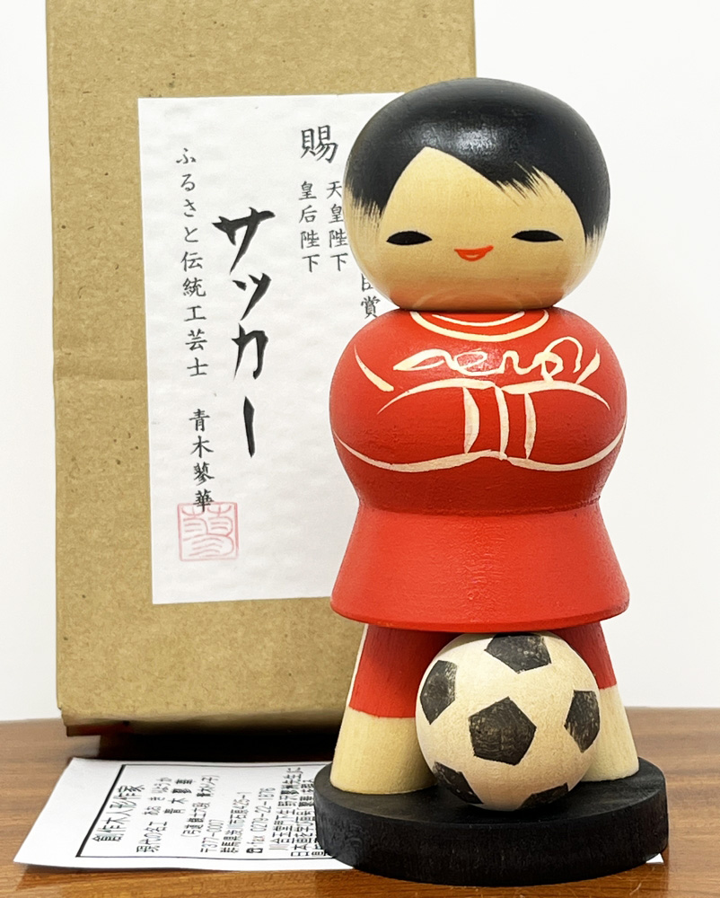 kokeshi vintage "Sakkā"- "Calcio" di Ryoka Aoki (rosso)