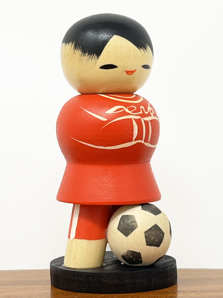 kokeshi vintage "Sakkā"- "Calcio" di Ryoka Aoki (rosso) - immagine 4