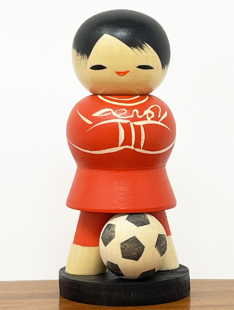 kokeshi vintage "Sakkā"- "Calcio" di Ryoka Aoki (rosso) - immagine 5