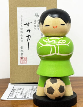 kokeshi vintage "Sakkā"- "Calcio" di Ryoka Aoki (verde)