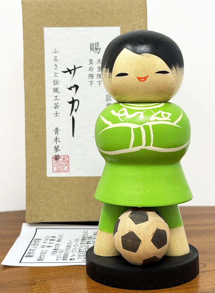 kokeshi vintage "Sakkā"- "Calcio" di Ryoka Aoki (verde)